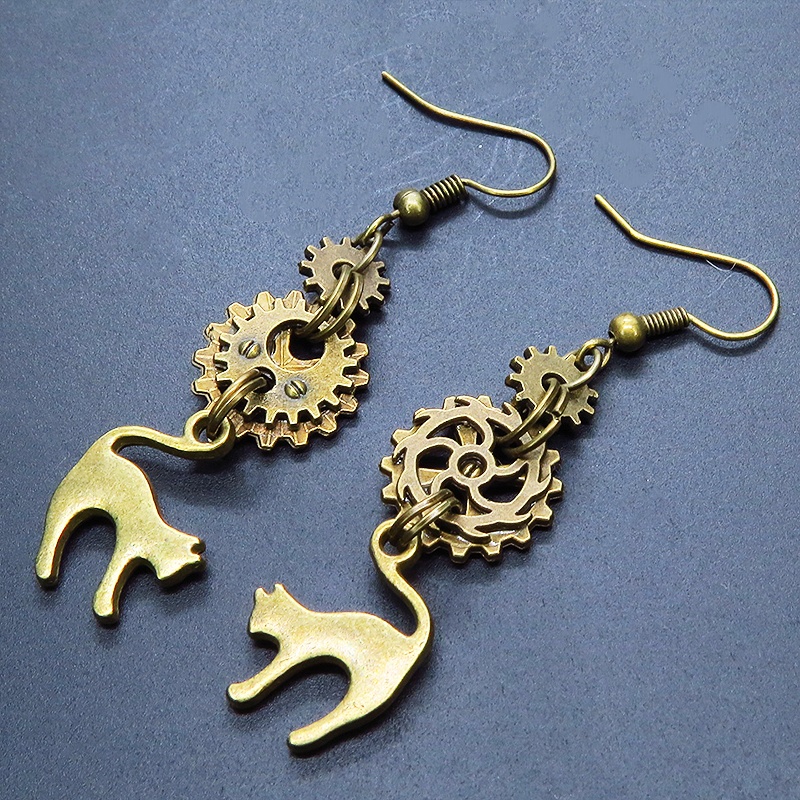 スチームパンク風アンティークカラーの跳ね猫モチーフと歯車のアシンメトリーピアス コンパクトスリム