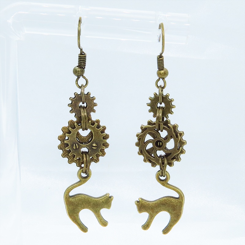 スチームパンク風アンティークカラーの跳ね猫モチーフと歯車のアシンメトリーピアス コンパクトスリム