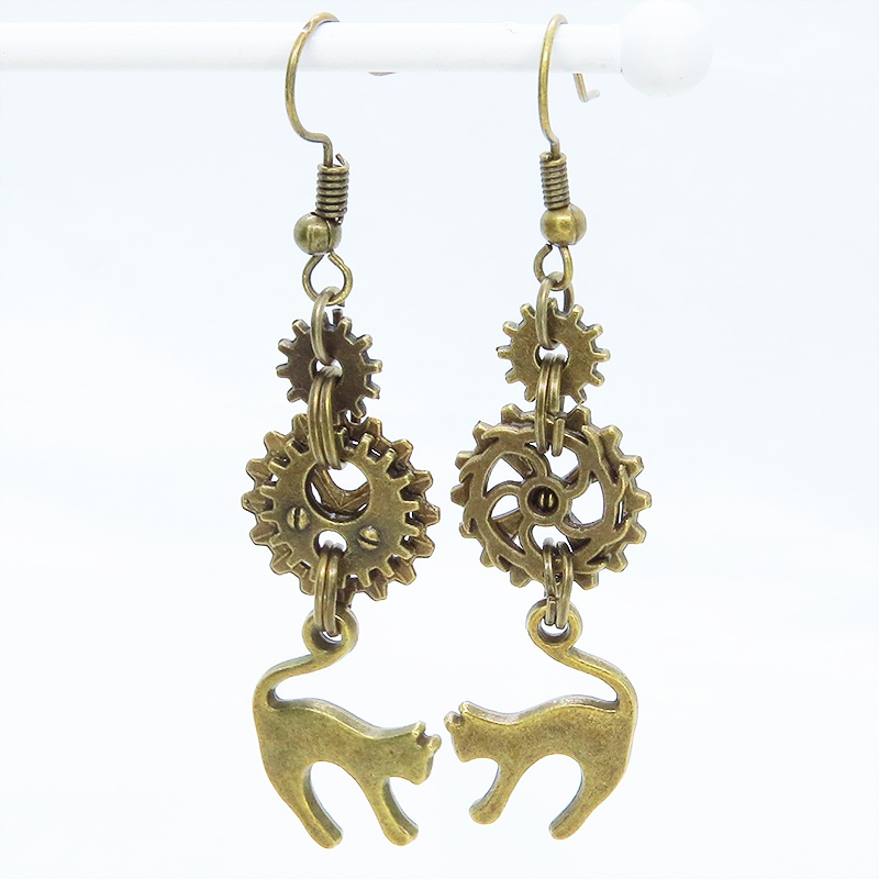 スチームパンク風アンティークカラーの跳ね猫モチーフと歯車のアシンメトリーピアス コンパクトスリム