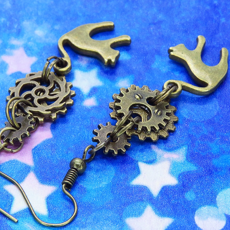 スチームパンク風アンティークカラーの跳ね猫モチーフと歯車のアシンメトリーピアス コンパクトスリム