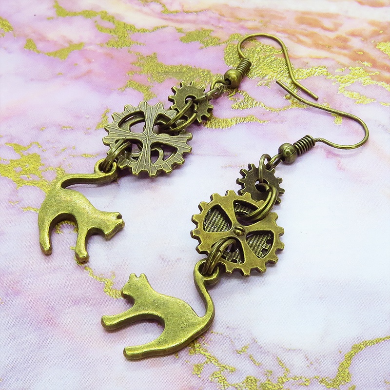 スチームパンク風アンティークカラーの跳ね猫モチーフと歯車のアシンメトリーピアス コンパクトスリム