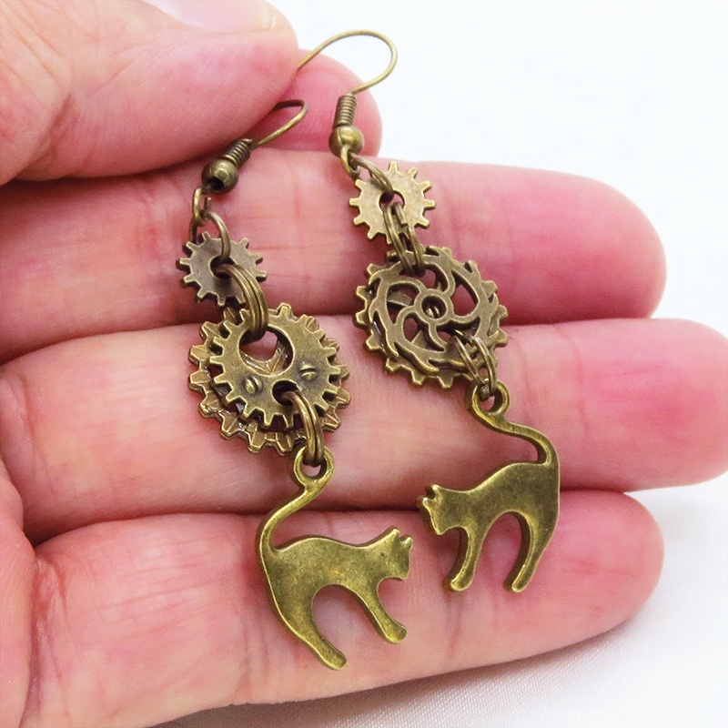 スチームパンク風アンティークカラーの跳ね猫モチーフと歯車のアシンメトリーピアス コンパクトスリム