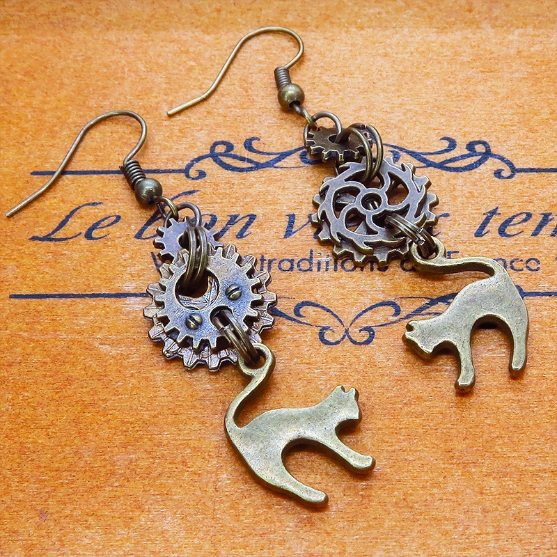 スチームパンク風アンティークカラーの跳ね猫モチーフと歯車のアシンメトリーピアス コンパクトスリム