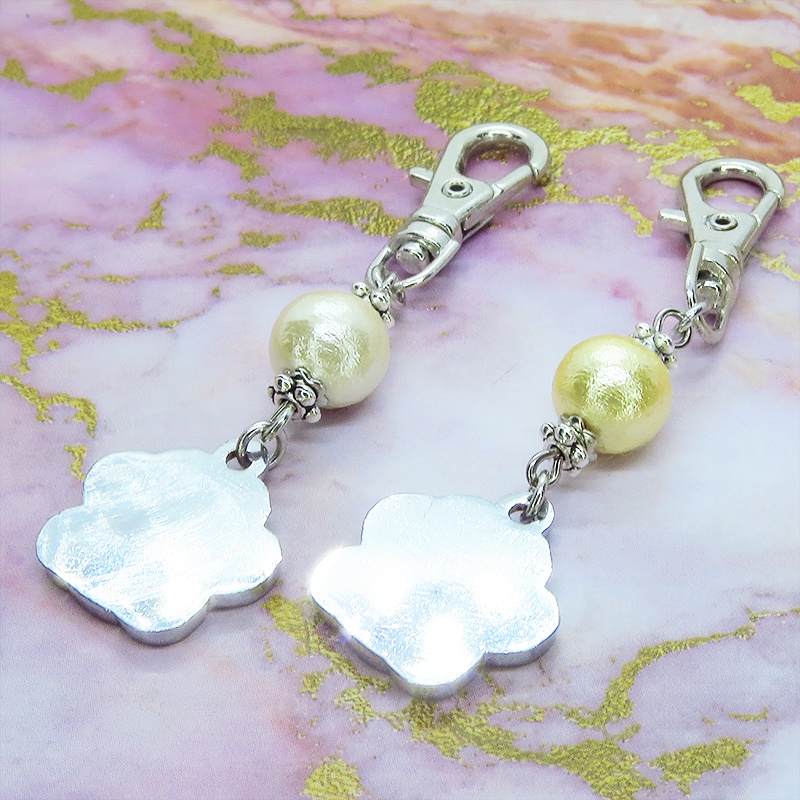 肉球とコットンパール(2種)を組み合わせた可愛いチャームのキーホルダー バッグチャーム マスクチャーム 猫 犬