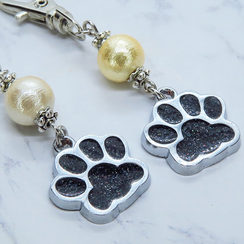 肉球とコットンパール(2種)を組み合わせた可愛いチャームのキーホルダー バッグチャーム マスクチャーム 猫 犬