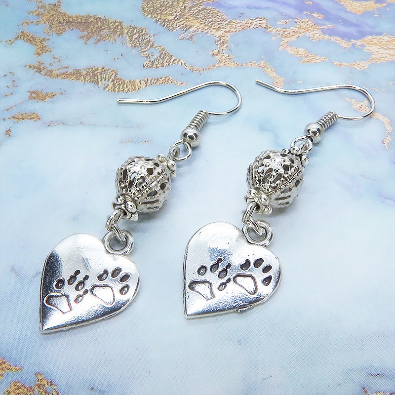 アンティークシルバー 肉球の刻印入りのハートとメタルビーズをつなげたピアス 猫 犬 ステンレス交換可