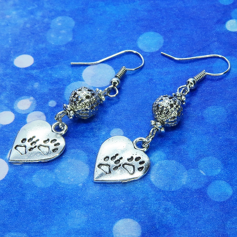 アンティークシルバー 肉球の刻印入りのハートとメタルビーズをつなげたピアス 猫 犬 ステンレス交換可