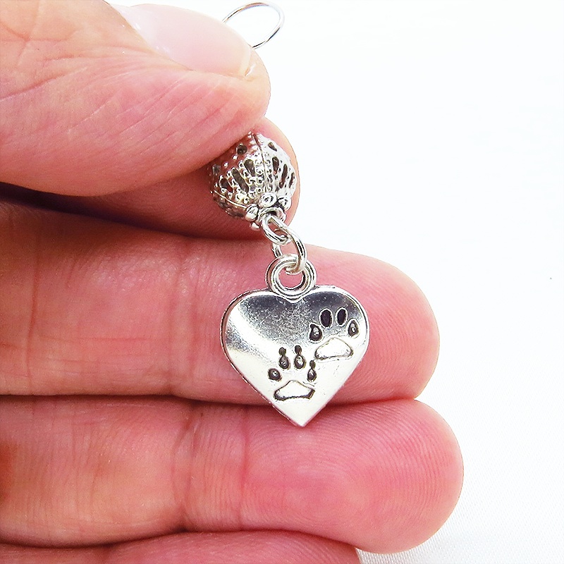 アンティークシルバー 肉球の刻印入りのハートとメタルビーズをつなげたピアス 猫 犬 ステンレス交換可