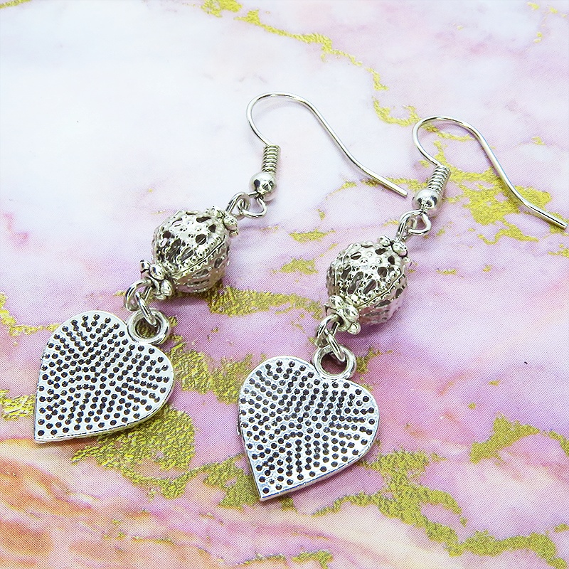 アンティークシルバー 肉球の刻印入りのハートとメタルビーズをつなげたピアス 猫 犬 ステンレス交換可