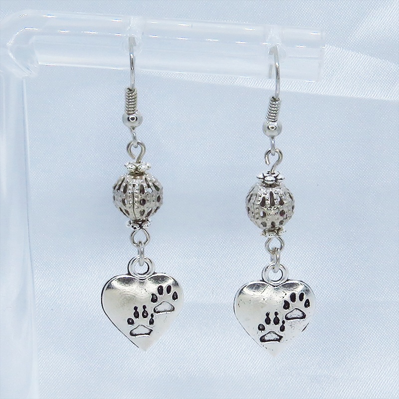 アンティークシルバー 肉球の刻印入りのハートとメタルビーズをつなげたピアス 猫 犬 ステンレス交換可