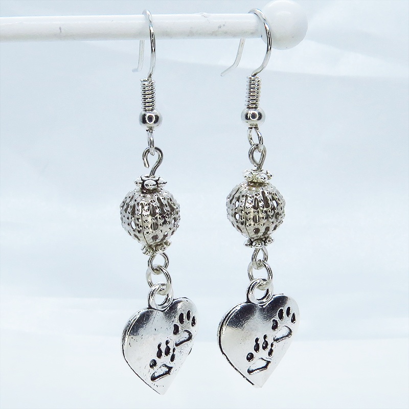 アンティークシルバー 肉球の刻印入りのハートとメタルビーズをつなげたピアス 猫 犬 ステンレス交換可