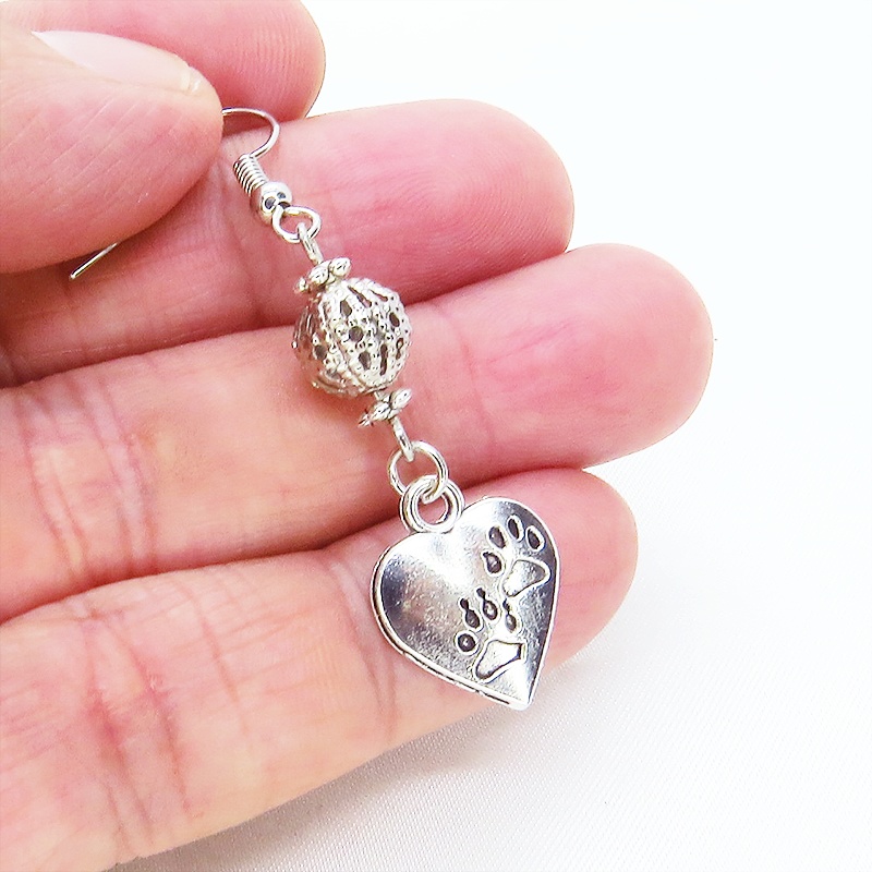 アンティークシルバー 肉球の刻印入りのハートとメタルビーズをつなげたピアス 猫 犬 ステンレス交換可