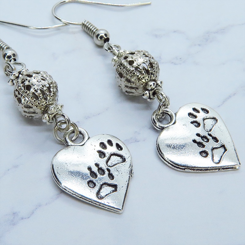 アンティークシルバー 肉球の刻印入りのハートとメタルビーズをつなげたピアス 猫 犬 ステンレス交換可