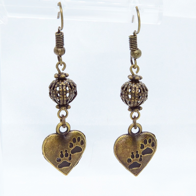 アンティークゴールド 肉球の刻印入りのハートとメタルビーズをつなげたピアス 猫 犬 金古美色