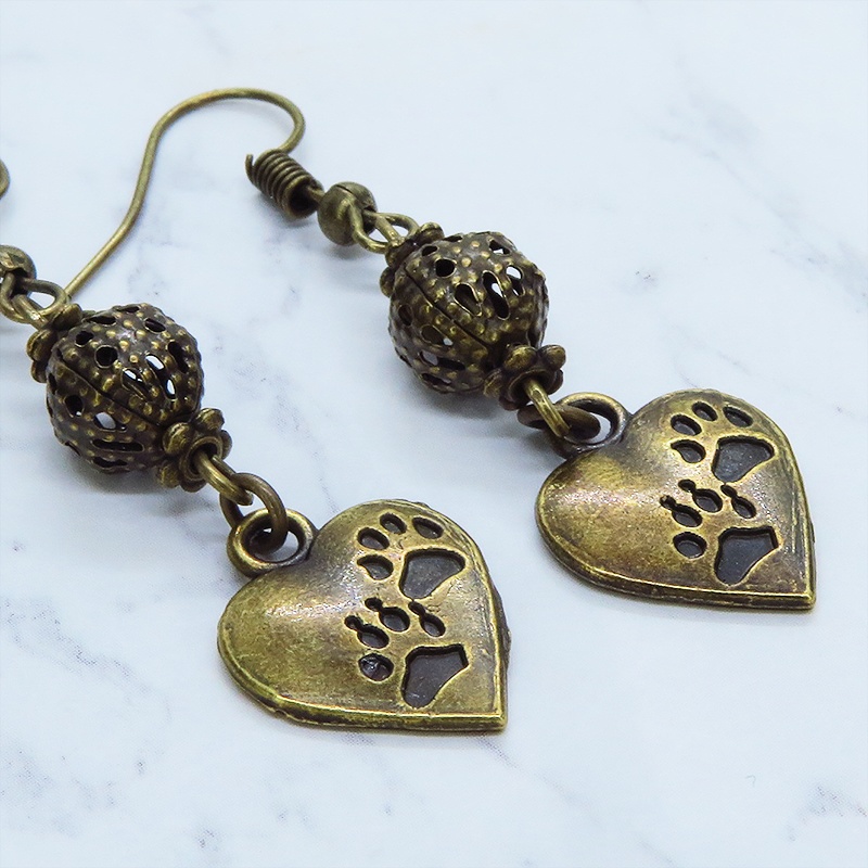 アンティークゴールド 肉球の刻印入りのハートとメタルビーズをつなげたピアス 猫 犬 金古美色