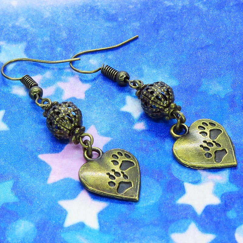 アンティークゴールド 肉球の刻印入りのハートとメタルビーズをつなげたピアス 猫 犬 金古美色