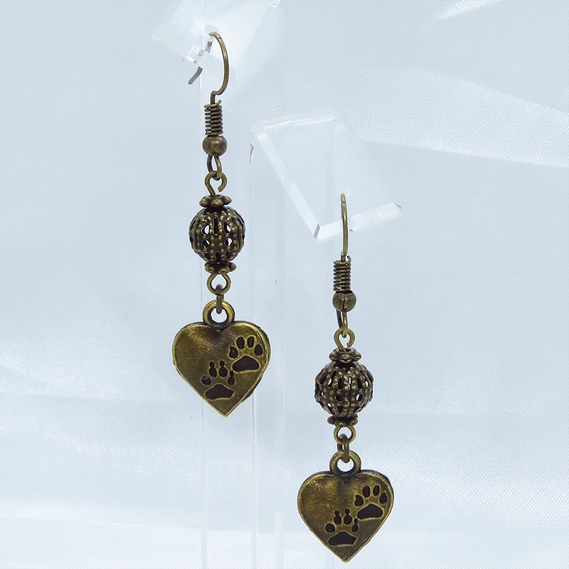 アンティークゴールド 肉球の刻印入りのハートとメタルビーズをつなげたピアス 猫 犬 金古美色