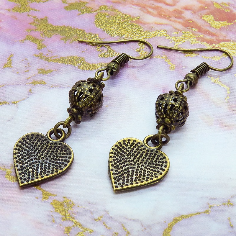 アンティークゴールド 肉球の刻印入りのハートとメタルビーズをつなげたピアス 猫 犬 金古美色