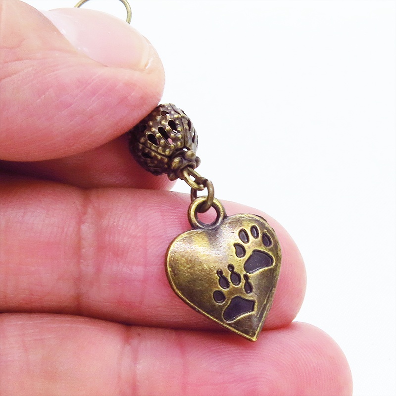 アンティークゴールド 肉球の刻印入りのハートとメタルビーズをつなげたピアス 猫 犬 金古美色