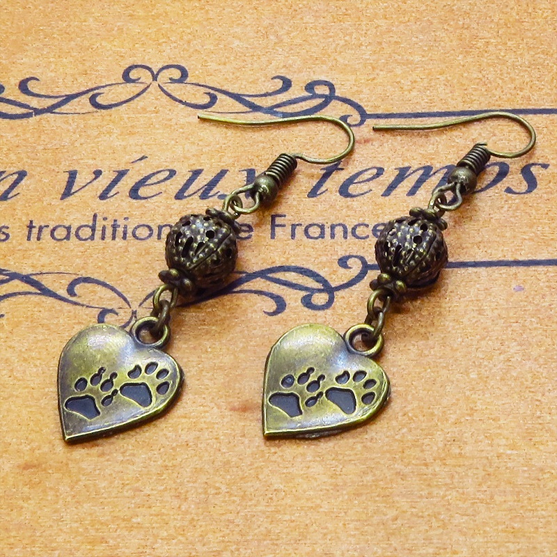 アンティークゴールド 肉球の刻印入りのハートとメタルビーズをつなげたピアス 猫 犬 金古美色