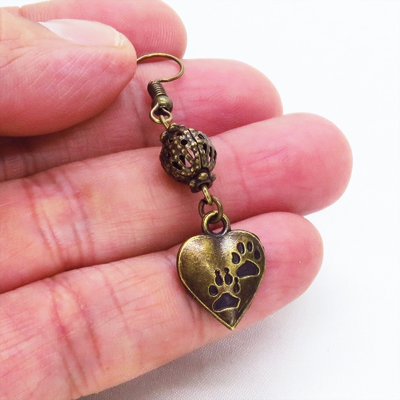アンティークゴールド 肉球の刻印入りのハートとメタルビーズをつなげたピアス 猫 犬 金古美色