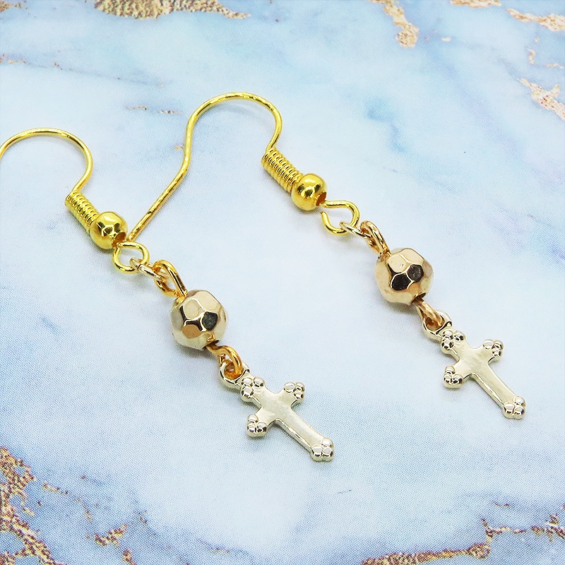ゴールドカラー 小さなロザリオとメタルビーズのコンパクトな可愛いピアス