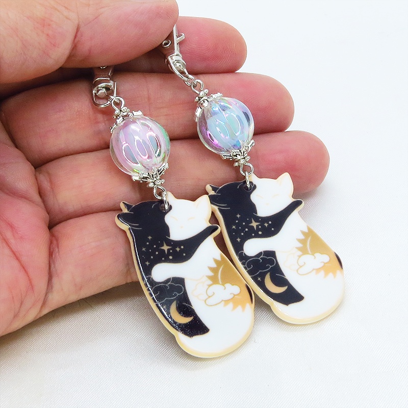 抱擁にゃんこ 白猫と黒猫が抱き合ってる可愛いチャームとガラスビーズ(クリアブルー・クリアピンク)のキーホルダー バッグチャーム