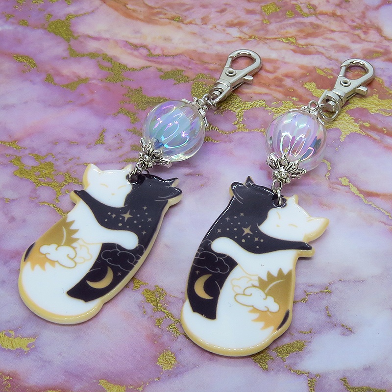 抱擁にゃんこ 白猫と黒猫が抱き合ってる可愛いチャームとガラスビーズ(クリアブルー・クリアピンク)のキーホルダー バッグチャーム