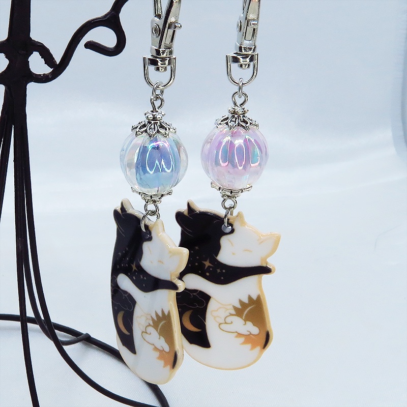 抱擁にゃんこ 白猫と黒猫が抱き合ってる可愛いチャームとガラスビーズ(クリアブルー・クリアピンク)のキーホルダー バッグチャーム