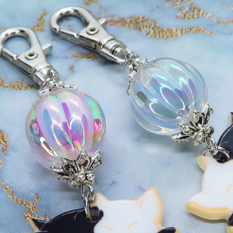 抱擁にゃんこ 白猫と黒猫が抱き合ってる可愛いチャームとガラスビーズ(クリアブルー・クリアピンク)のキーホルダー バッグチャーム