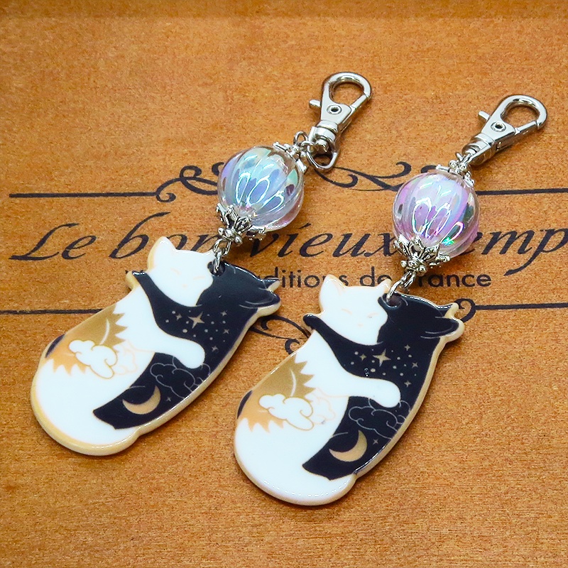 抱擁にゃんこ 白猫と黒猫が抱き合ってる可愛いチャームとガラスビーズ(クリアブルー・クリアピンク)のキーホルダー バッグチャーム