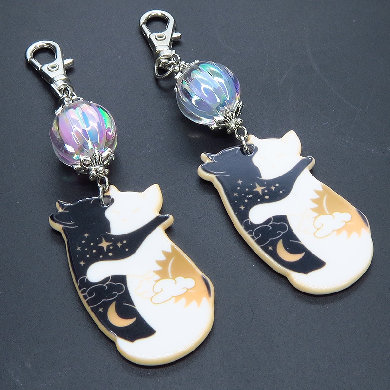 抱擁にゃんこ 白猫と黒猫が抱き合ってる可愛いチャームとガラスビーズ(クリアブルー・クリアピンク)のキーホルダー バッグチャーム