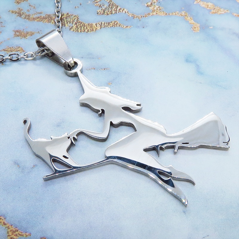 ステンレス製 ホウキにまたがる魔女と猫のペンダントネックレス シルバーカラー 魔法使い 猫 シルエット