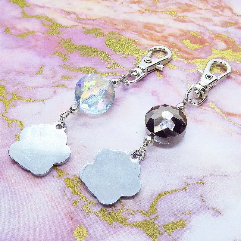 肉球とビーズ(クリア・ブラック)を組み合わせた可愛いチャームのキーホルダー バッグチャーム マスクチャーム 猫 犬