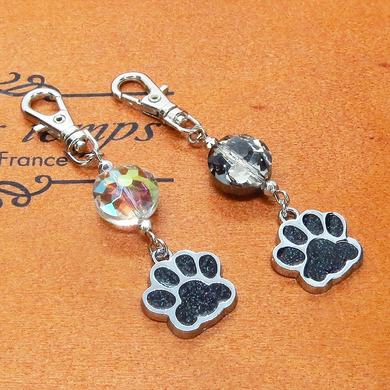 肉球とビーズ(クリア・ブラック)を組み合わせた可愛いチャームのキーホルダー バッグチャーム マスクチャーム 猫 犬