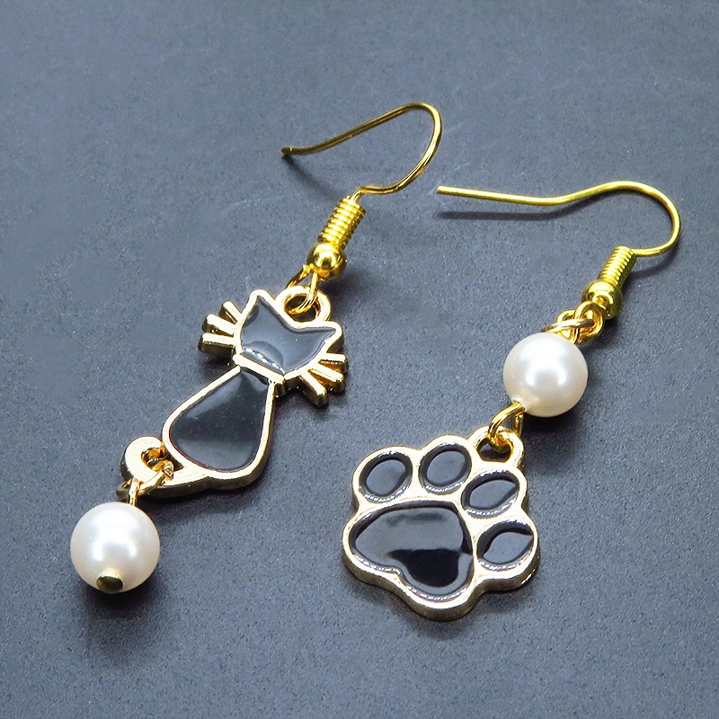 黒猫と肉球モチーフのアシンメトリーピアス ゴールドカラー エナメル スワロフスキーパール サージカル変更可