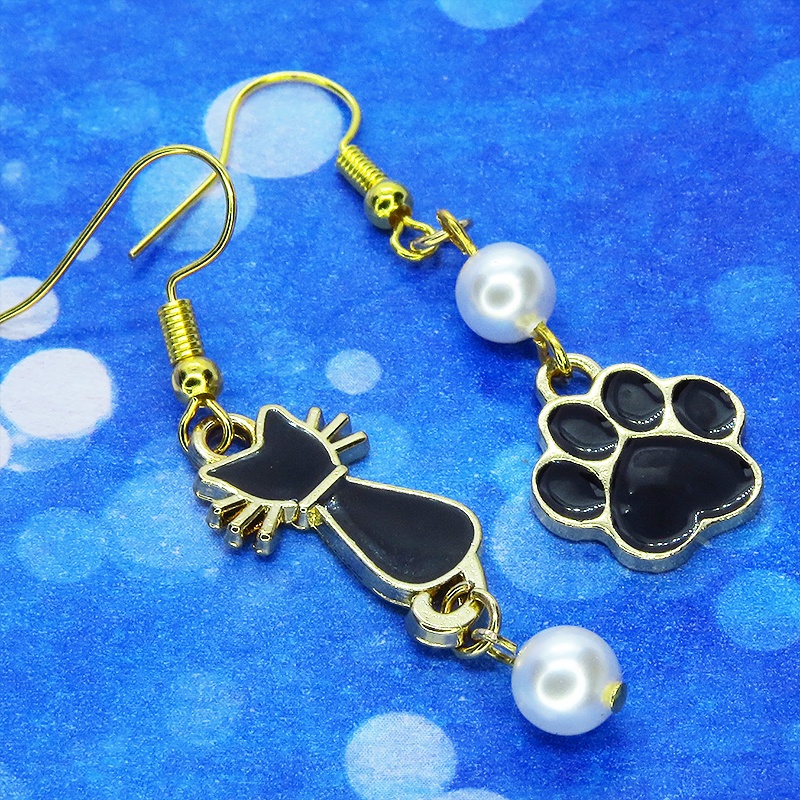 黒猫と肉球モチーフのアシンメトリーピアス ゴールドカラー エナメル スワロフスキーパール サージカル変更可