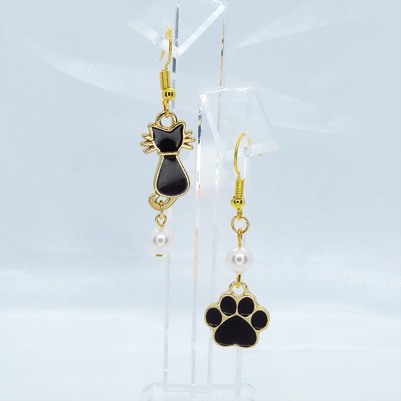黒猫と肉球モチーフのアシンメトリーピアス ゴールドカラー エナメル スワロフスキーパール サージカル変更可