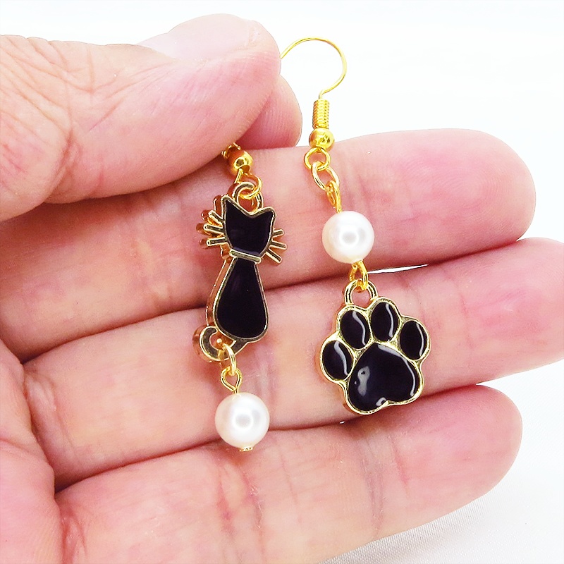 黒猫と肉球モチーフのアシンメトリーピアス ゴールドカラー エナメル スワロフスキーパール サージカル変更可