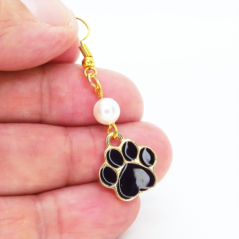 黒猫と肉球モチーフのアシンメトリーピアス ゴールドカラー エナメル スワロフスキーパール サージカル変更可