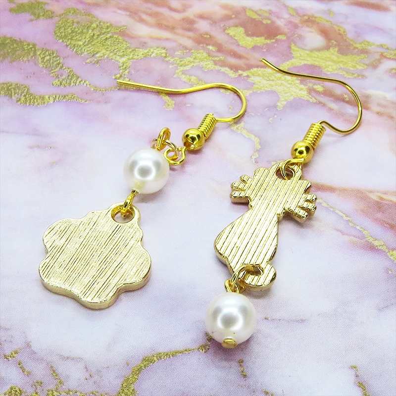 黒猫と肉球モチーフのアシンメトリーピアス ゴールドカラー エナメル スワロフスキーパール サージカル変更可