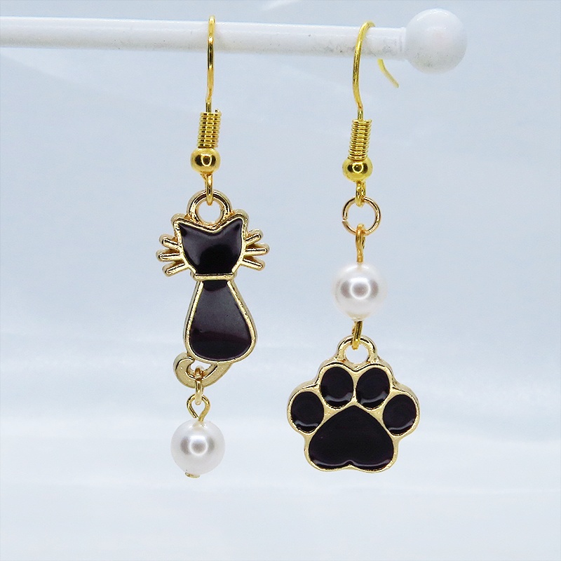 黒猫と肉球モチーフのアシンメトリーピアス ゴールドカラー エナメル スワロフスキーパール サージカル変更可