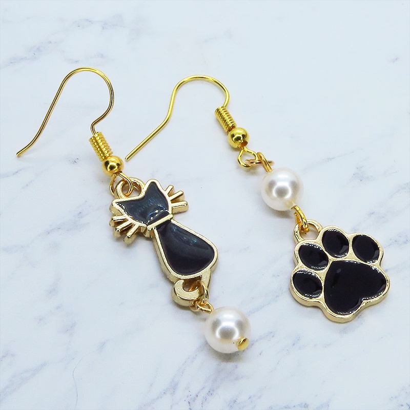 黒猫と肉球モチーフのアシンメトリーピアス ゴールドカラー エナメル スワロフスキーパール サージカル変更可