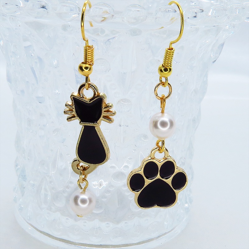 黒猫と肉球モチーフのアシンメトリーピアス ゴールドカラー エナメル スワロフスキーパール サージカル変更可