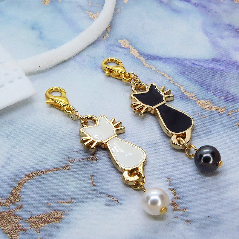 マスクチャーム 白猫 黒猫 エナメルモチーフとスワロフスキーパールをつなげたチャーム キーホルダー