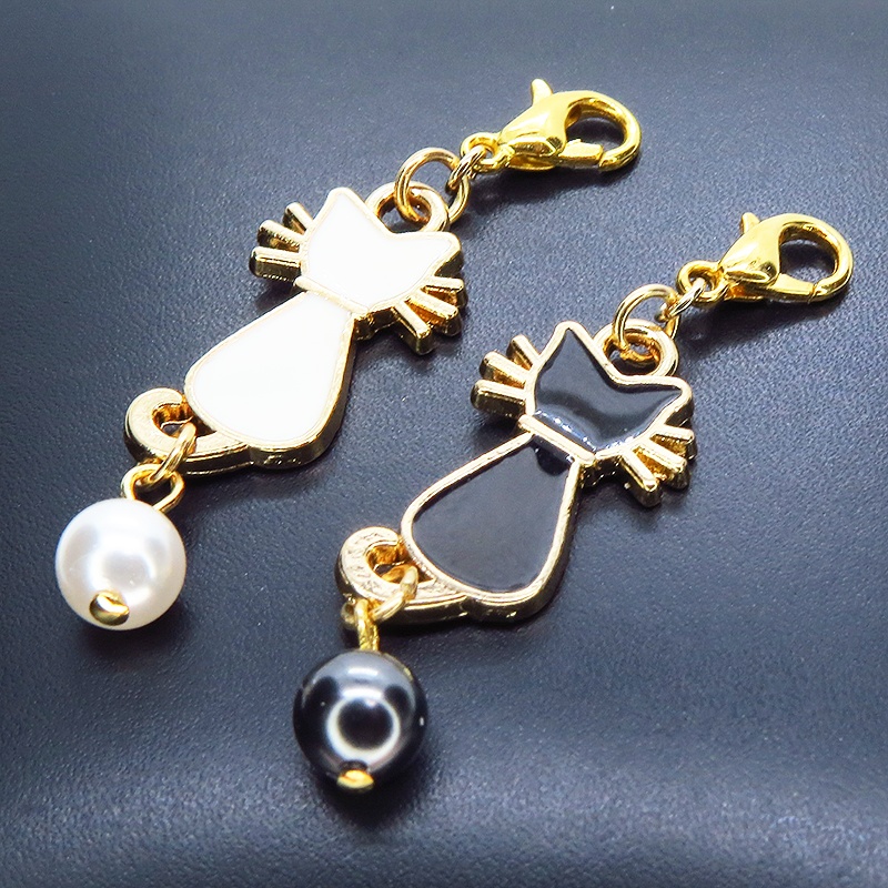 マスクチャーム 白猫 黒猫 エナメルモチーフとスワロフスキーパールをつなげたチャーム キーホルダー