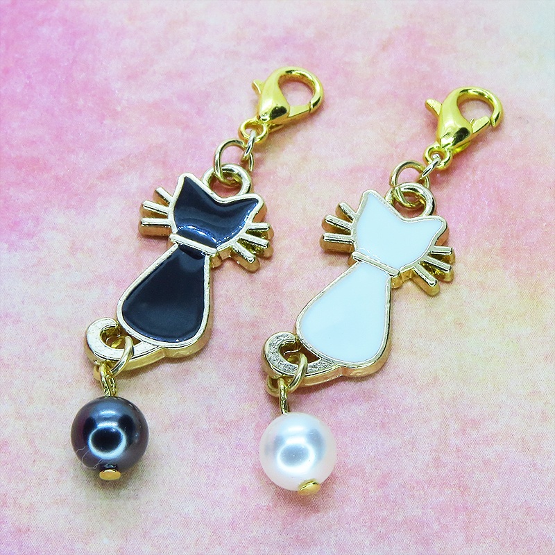 マスクチャーム 白猫 黒猫 エナメルモチーフとスワロフスキーパールをつなげたチャーム キーホルダー