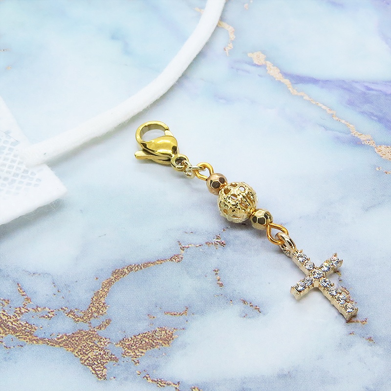 マスクチャーム ゴールドカラー ラインストーンのロザリオとメタルビーズを組み合わせたシンプルなチャーム