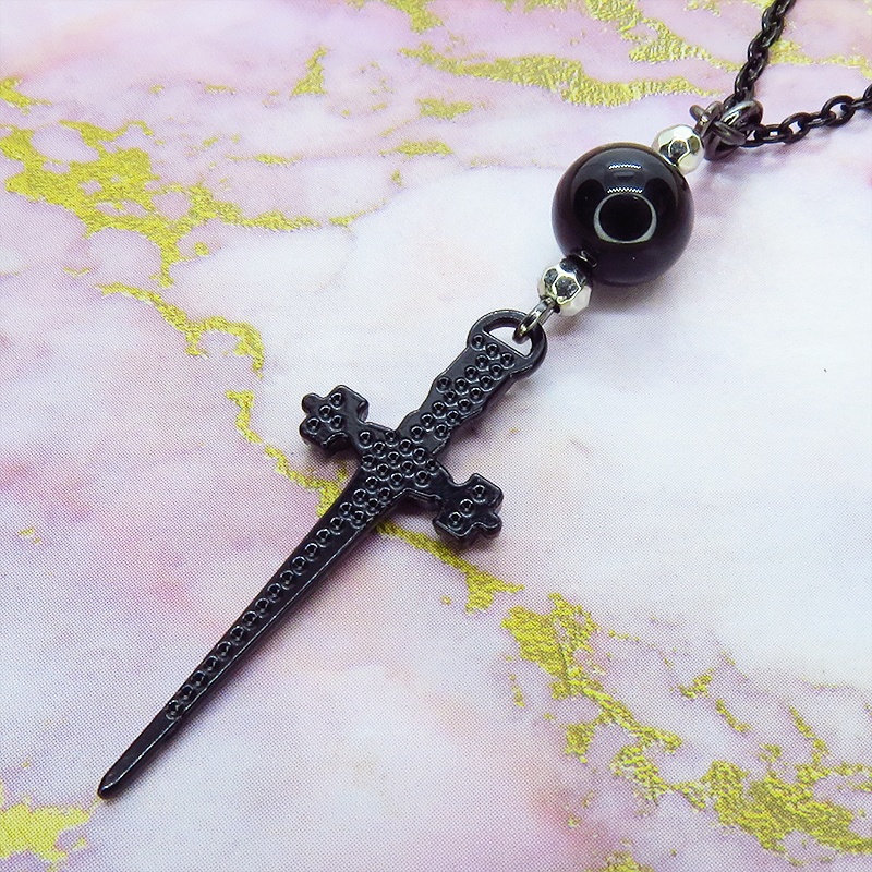 ブラックカラー 細身のソード(剣)とオニキスを組み合わせたペンダント・ネックレス ゴシック パンク