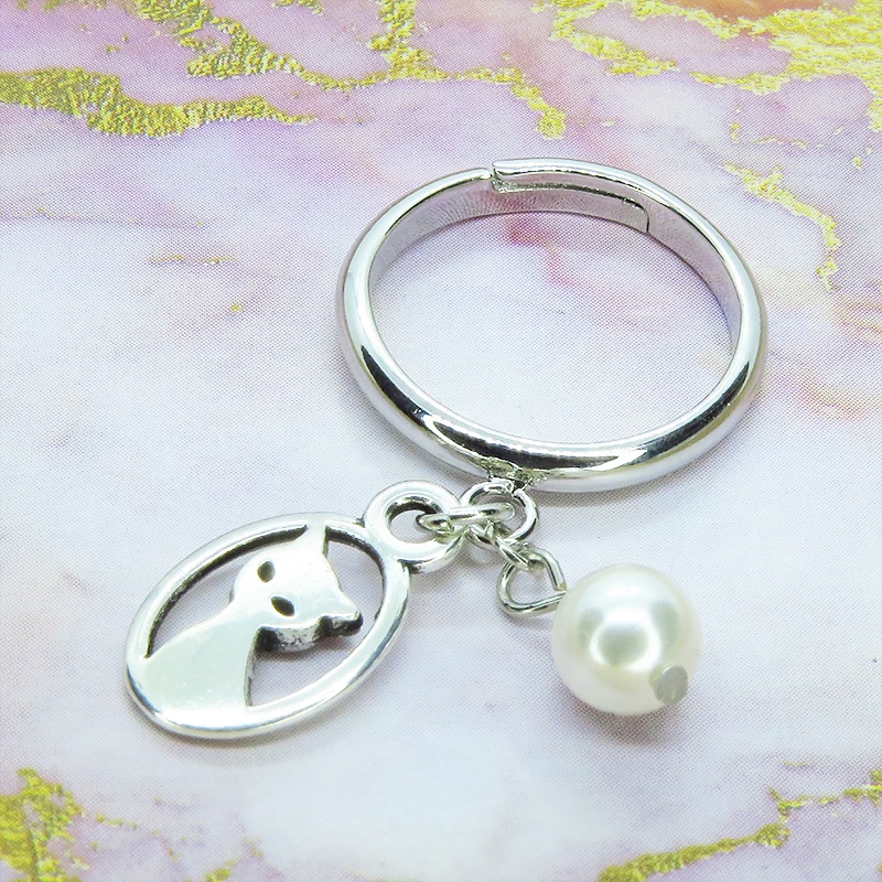 シルバーカラー 猫とスワロフスキーパールのチャーム付きリング フリーサイズ